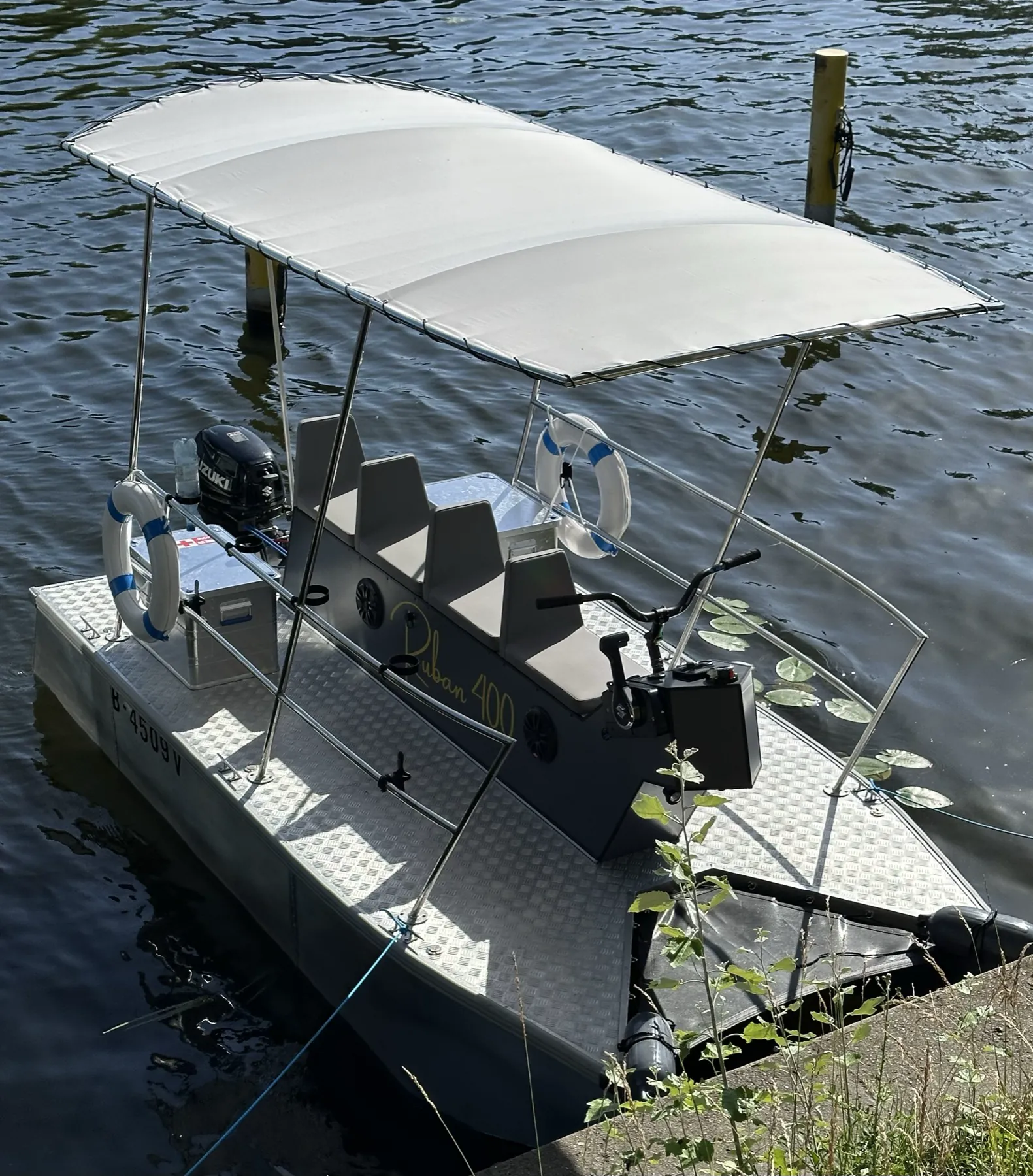 Ruban Marine Katamaran am Tag