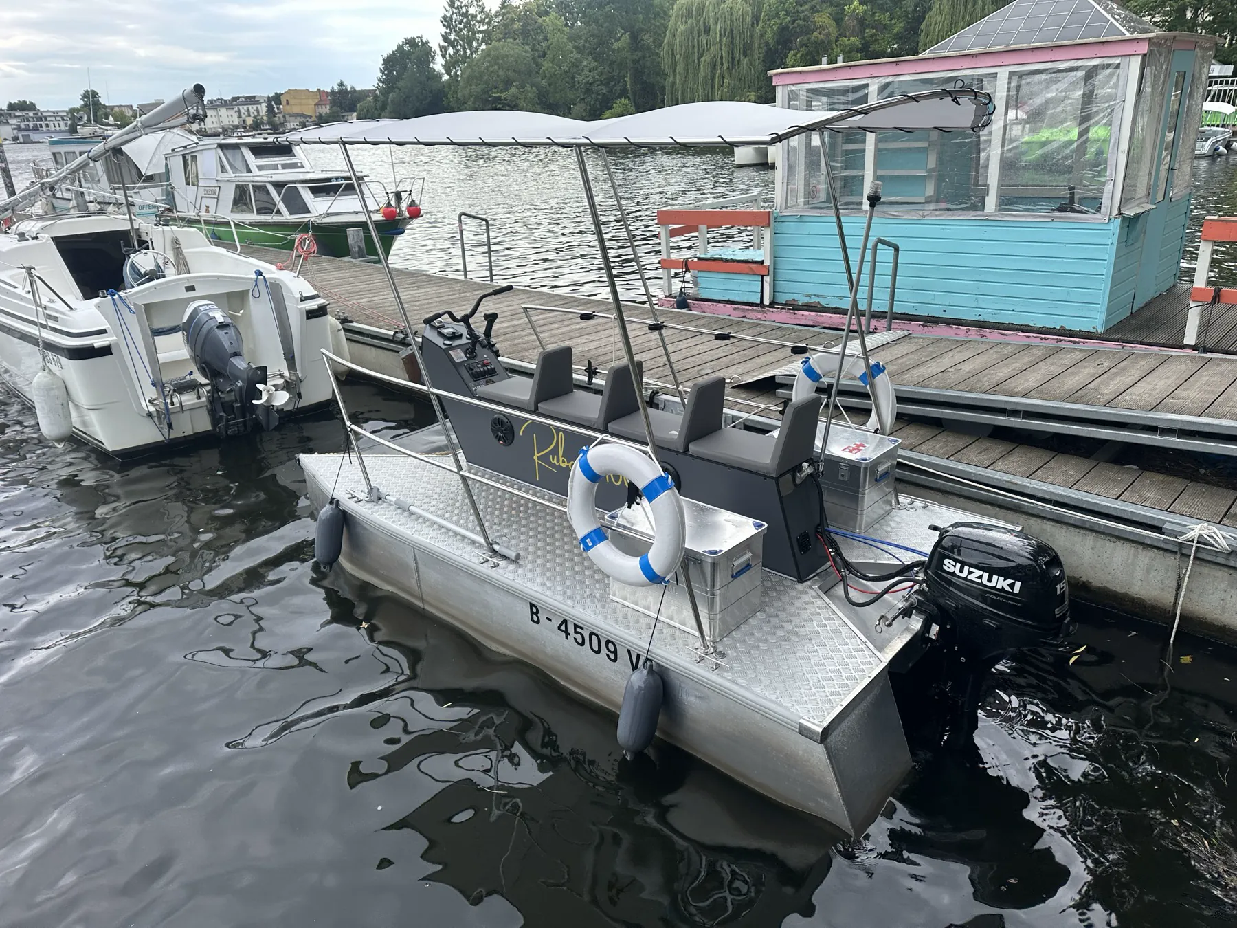 Ruban Marine Katamaran mit Sicherheitsausstattung am Steg