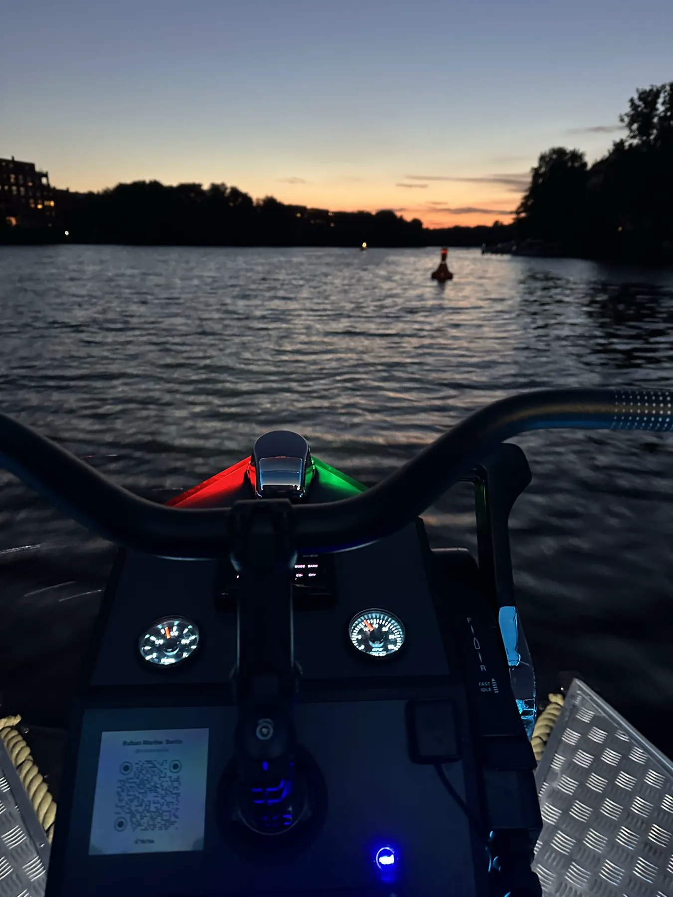Ruban Marine Katamaran in der Abenddämmerung auf der Spree